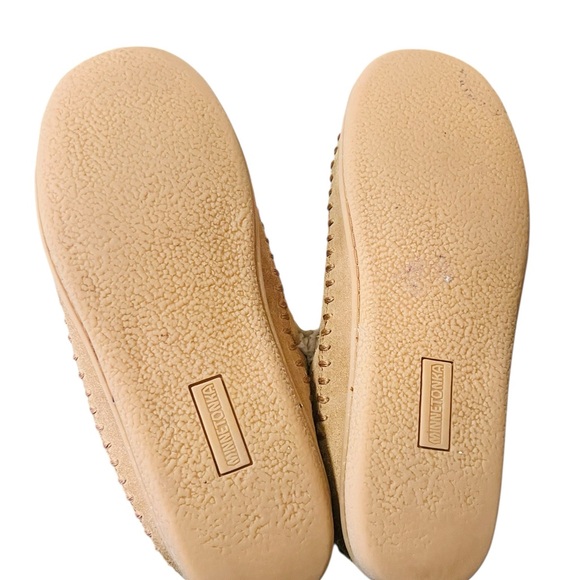 Minnetonka Tan and Cream Shearling Slippers size 9 - Picture 5 of 8